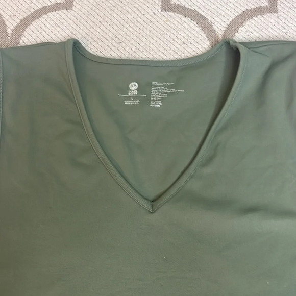 JOY collection clean boss Luxe Performance Ultra-Smooth Power v-neck Tank top - Picture 6 of 7